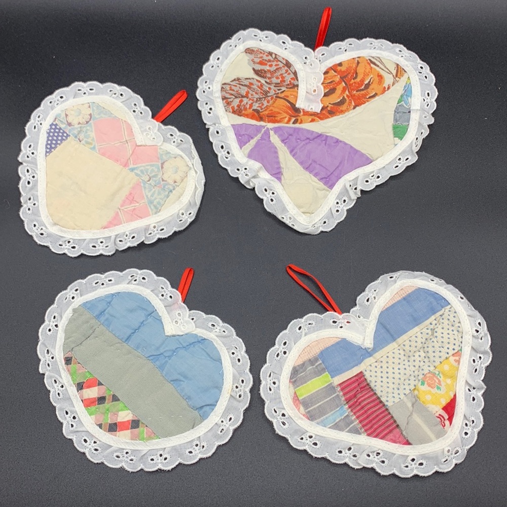 Vintage 4 Feed Sack Quilted Handmade Heart Shaped Eyelet Lace Ornaments Coasters